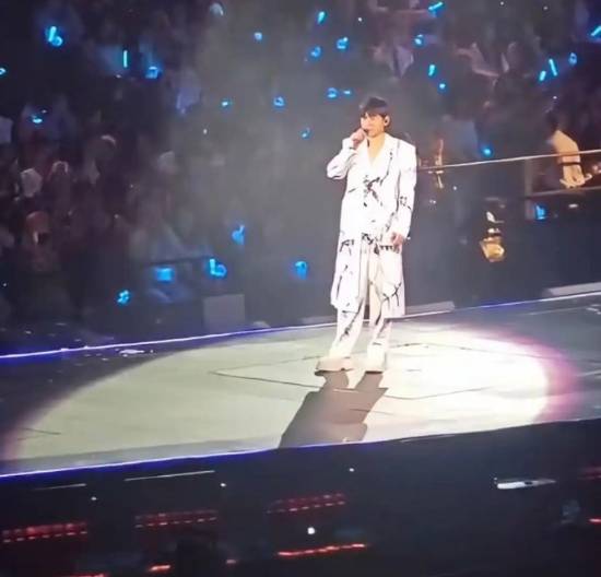 演唱会现场回应争议,深情告白:做好男人比当好歌手更重要(图1) 游民星空