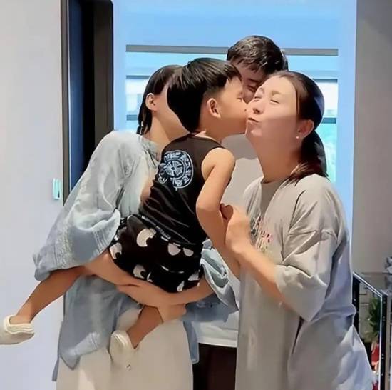 闫学晶回应哭穷质疑,称儿子年入百万才能维持家庭运转(图2) 游民星空
