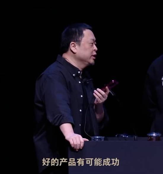 直播现场与AI激烈辩论，全程高能笑点频出，展现人机互动新范式