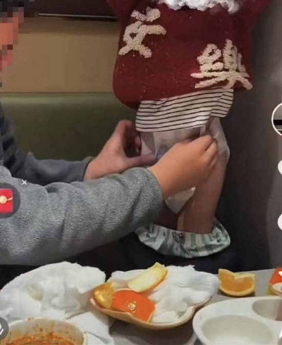 幼童将尿不湿投入火锅引热议，餐饮安全监管再受关注