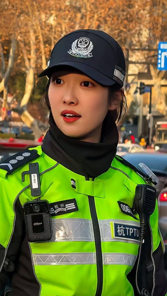 90后女辅警执勤走红被称兔子警官，温柔劝导回应作秀质疑
